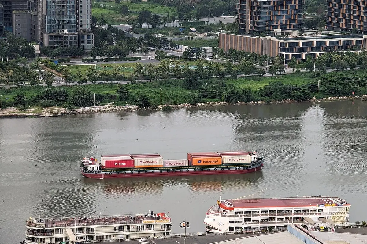 Sà lan chở container trên sông Sài Gòn