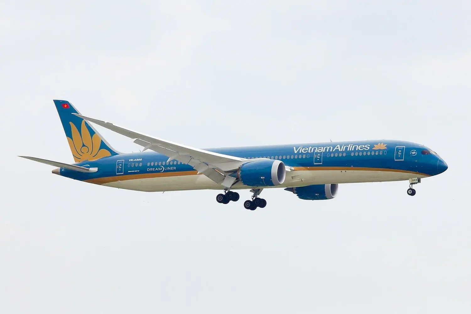 Máy bay Boeing 787 hạ cánh xuống sân bay Tân Sơn Nhất