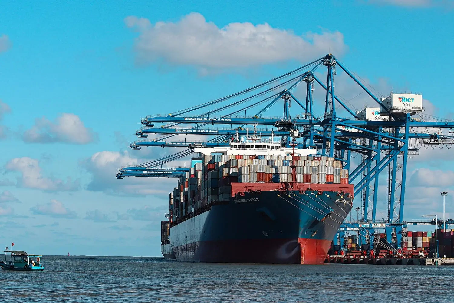 Tàu container cập cảng container quốc tế Hải Phòng